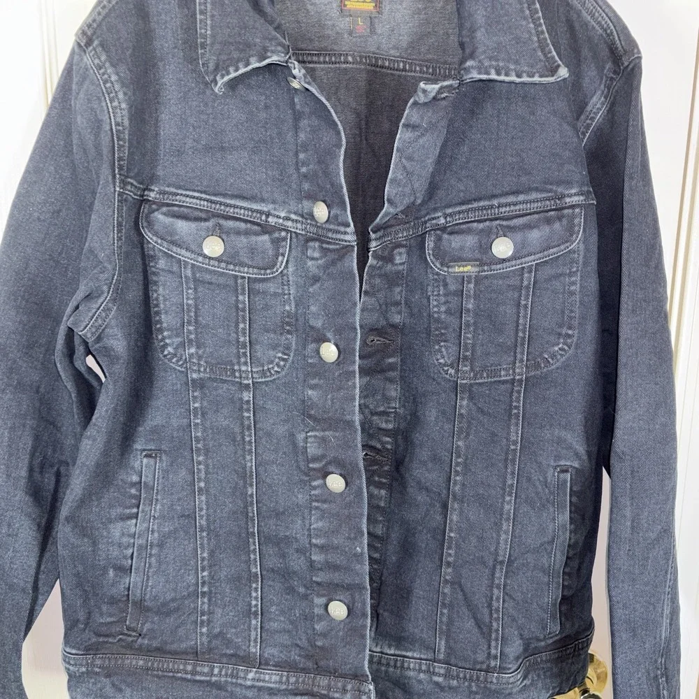 Lee Men's Denim Jacket L Blue Black NWT Button Closure Collared Premium Fit Clas